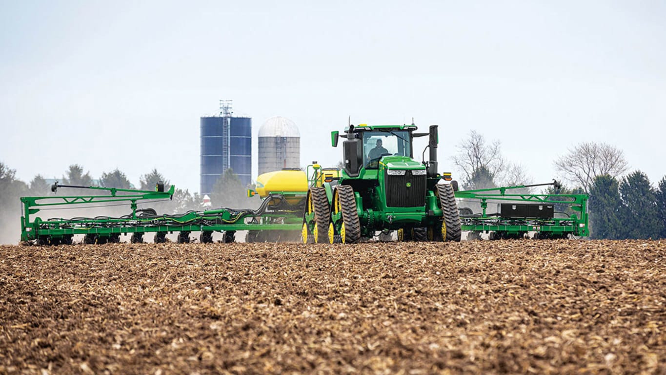 John Deere 9RX 640: High-Horsepower Track Tractor - view 3